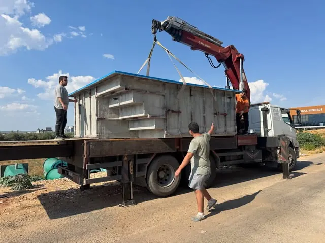 Fiberglass havuz kamyondan vinçle indiriliyor