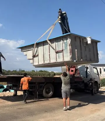 Havuz gövdesi vinçle havaya kaldırılmış